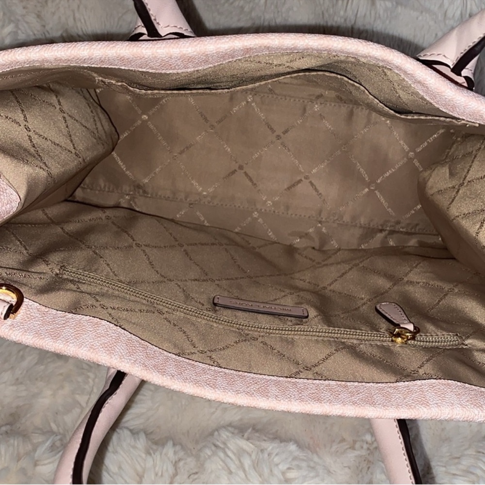 MICHEAL KORS MONOGRAM TOTE - Picture 12 of 12